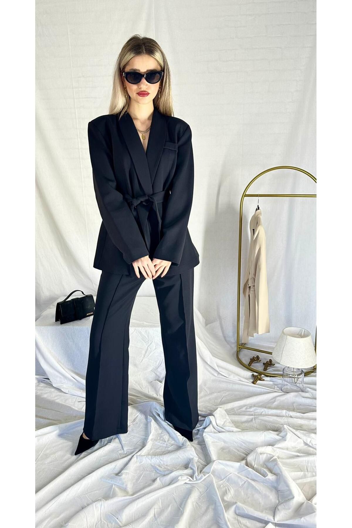 Siyah Kuşaklı Ceket Pantolon Takım