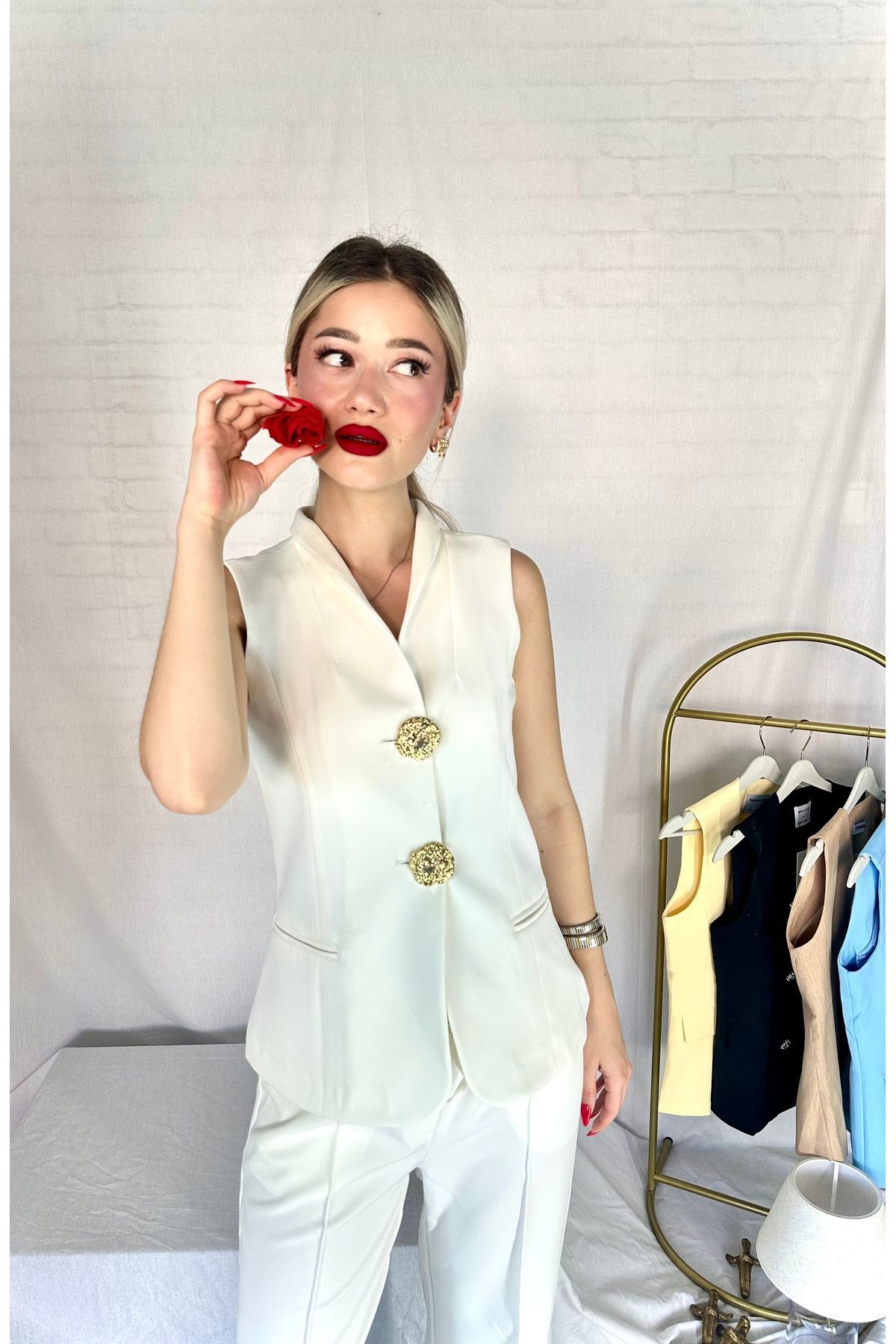 Düğmeli Beyaz Yelek Pantolon Takım